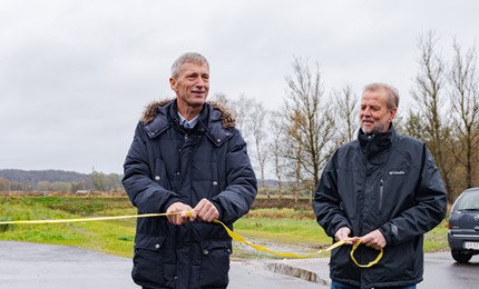 Niels Clemmensen og Mikael Schultz klipper snoren til klimaprojekt i Vejle