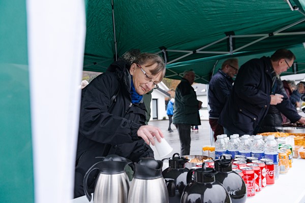 Kvinde tager en kop kaffe til indvielse