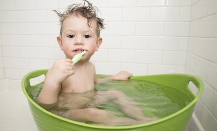 Barn i grønt badekar
