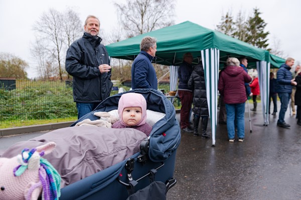 Baby i barnevogn til indvielse af klimaprojekt