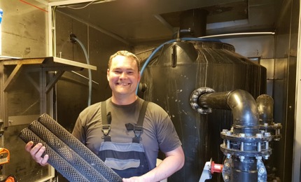 Henrik Knudsen viser plastlegemer fra forsøget